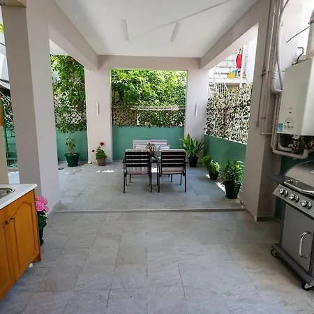 Downtown Luxury With Backyard Volos
