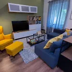 Downtown Luxury With Backyard 아파트 *