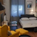 Downtown Luxury With Backyard 아파트 볼로스