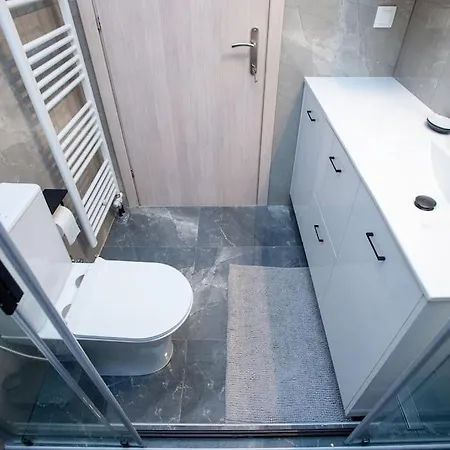 Downtown Luxury With Backyard