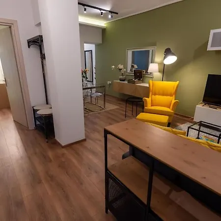 Downtown Luxury With Backyard *