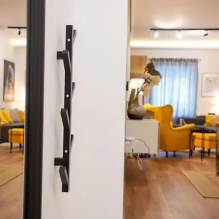 Downtown Luxury With Backyard Volos