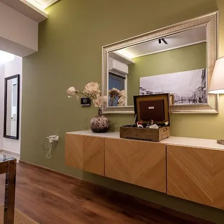 Apartment Downtown Luxury With Backyard Volos
