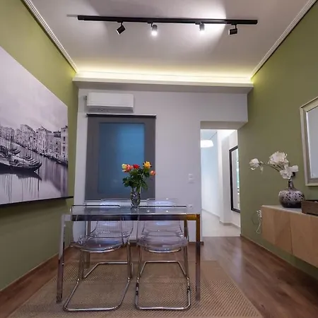 Downtown Luxury With Backyard