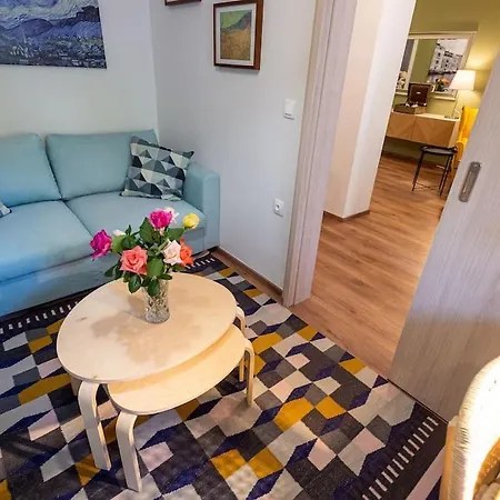 Downtown Luxury With Backyard Apartment