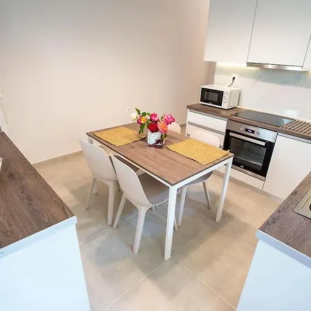 Downtown Luxury With Backyard * Volos