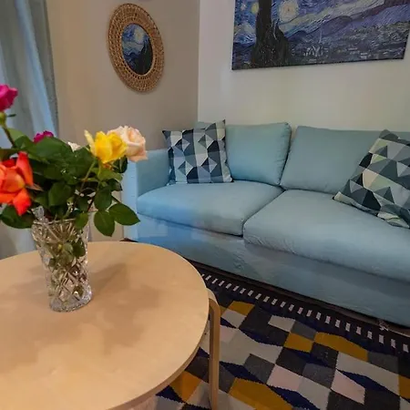 Downtown Luxury With Backyard 아파트 볼로스