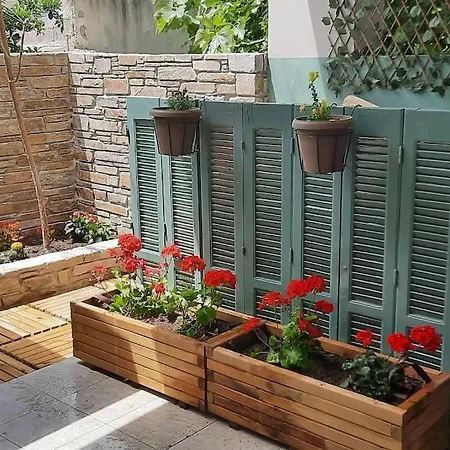 Downtown Luxury With Backyard Apartment *