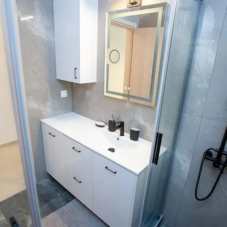 Downtown Luxury With Backyard