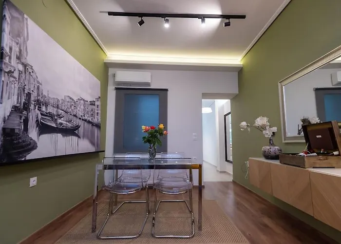 Downtown Luxury With Backyard